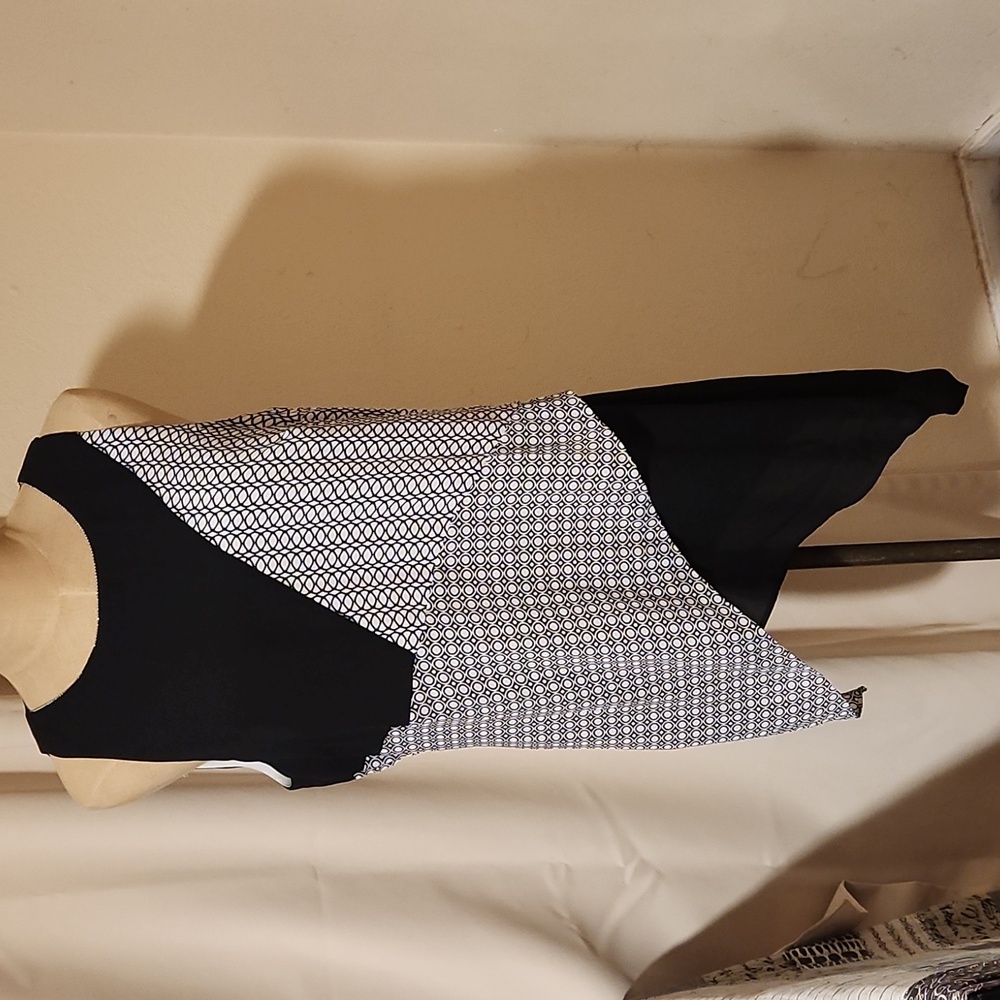 White house Black market sleeveless asymmetrical blouse M Black and white